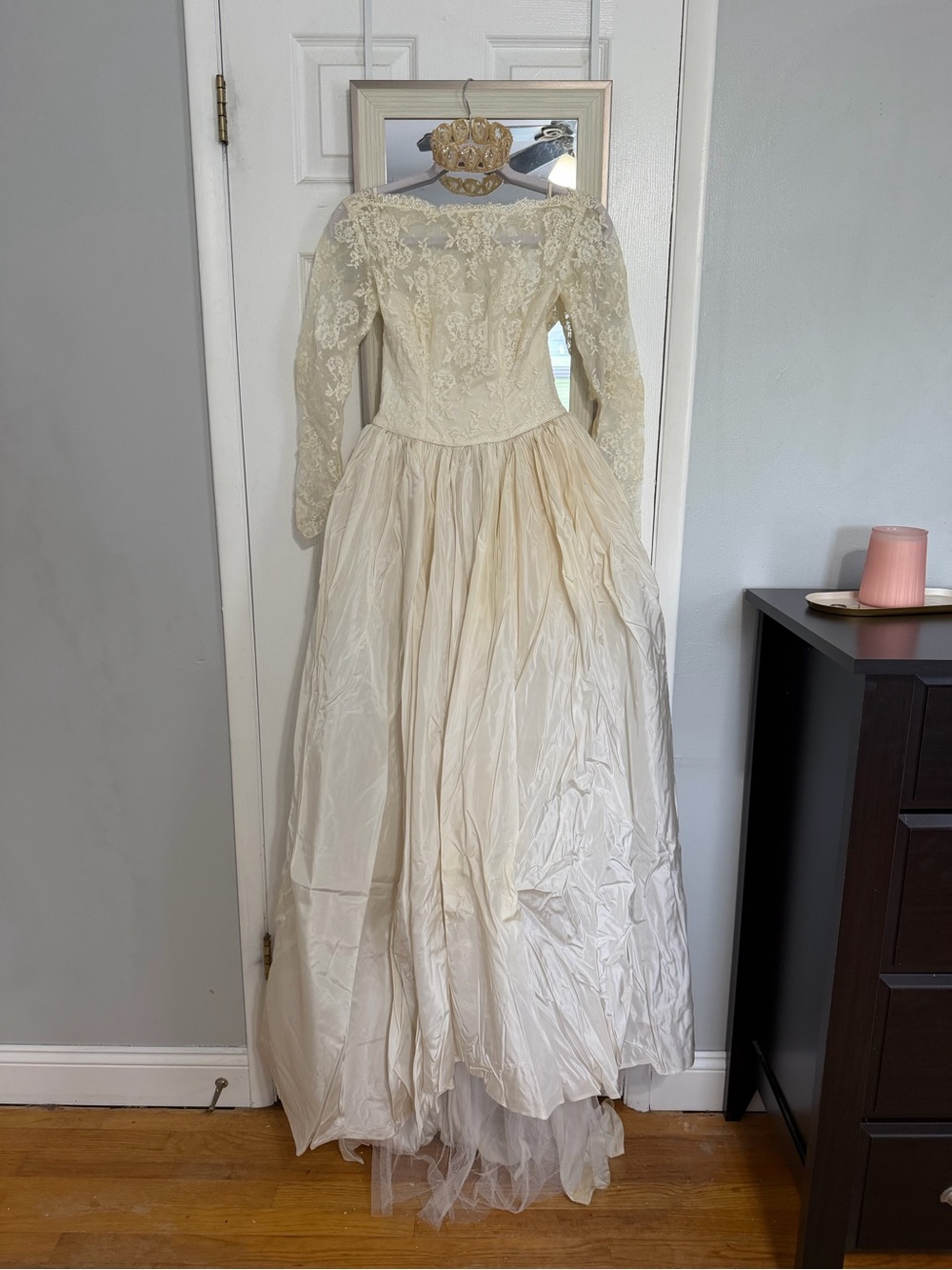 Vintage Long-Sleeve Lace Ivory Bridal Gown - Size- petite